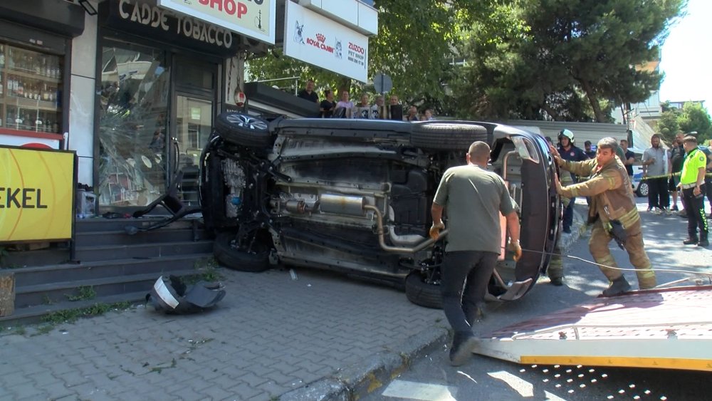 Maltepe’de cip sürücüsü dükkana daldı: Yaralılar var!