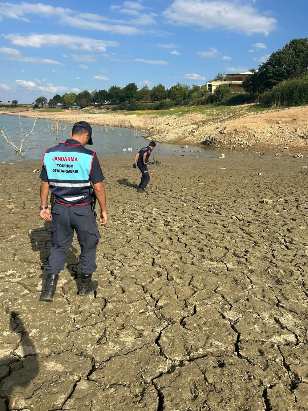 Bisikletle gezen 2 çocuk gölet kenarındaki balçığa saplandı