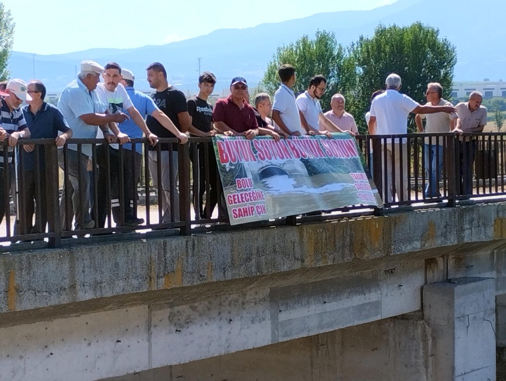 Bolu'da köylülerden atıklarını dereye boşaltan tesislere tepki!