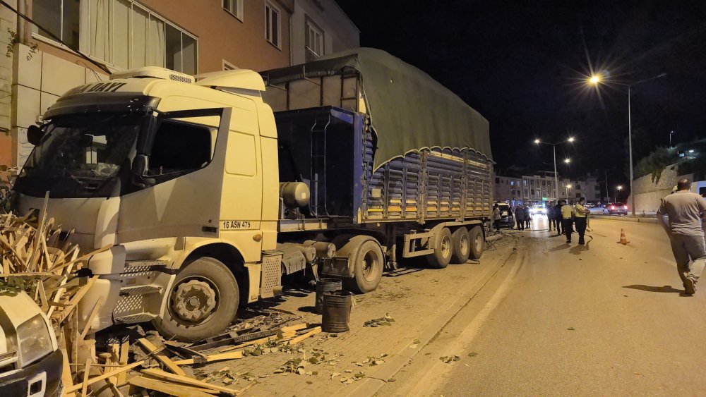 Freni boşalan TIR, park halindeki 3 araca çarptı