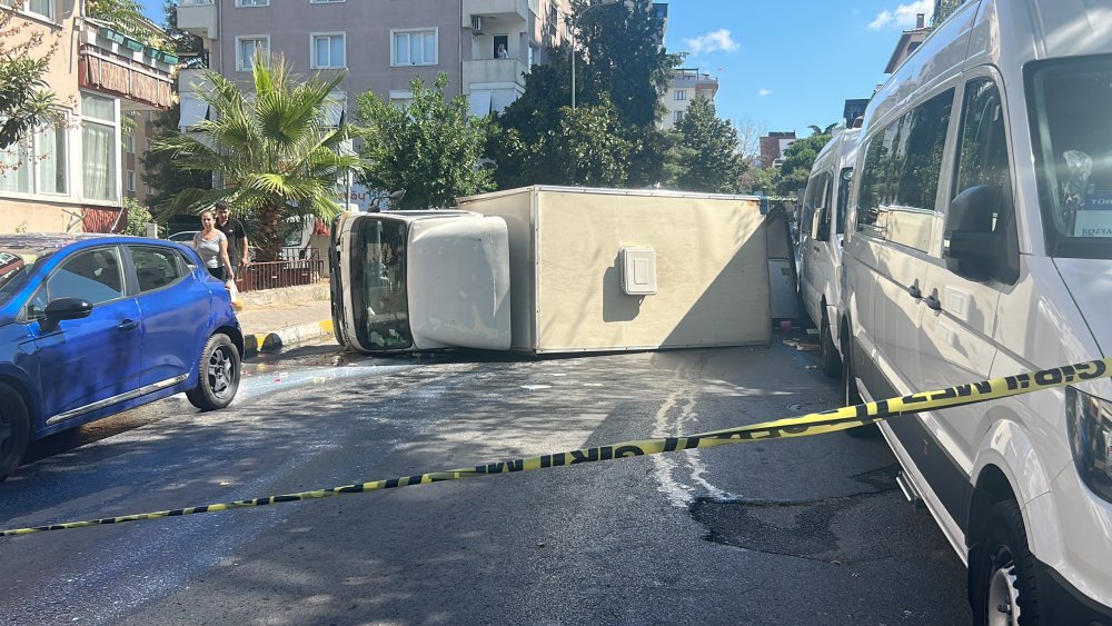 Maltepe'de kamyonetle hafif ticari çarpıştı, kazada yol trafiğe kapandı