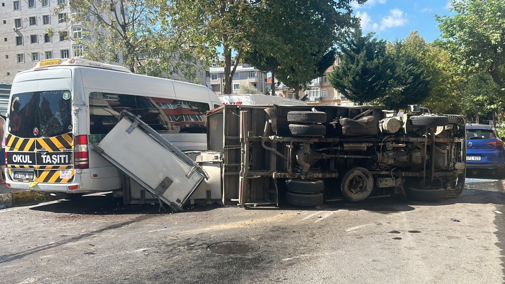 Maltepe'de kamyonetle hafif ticari çarpıştı, kazada yol trafiğe kapandı