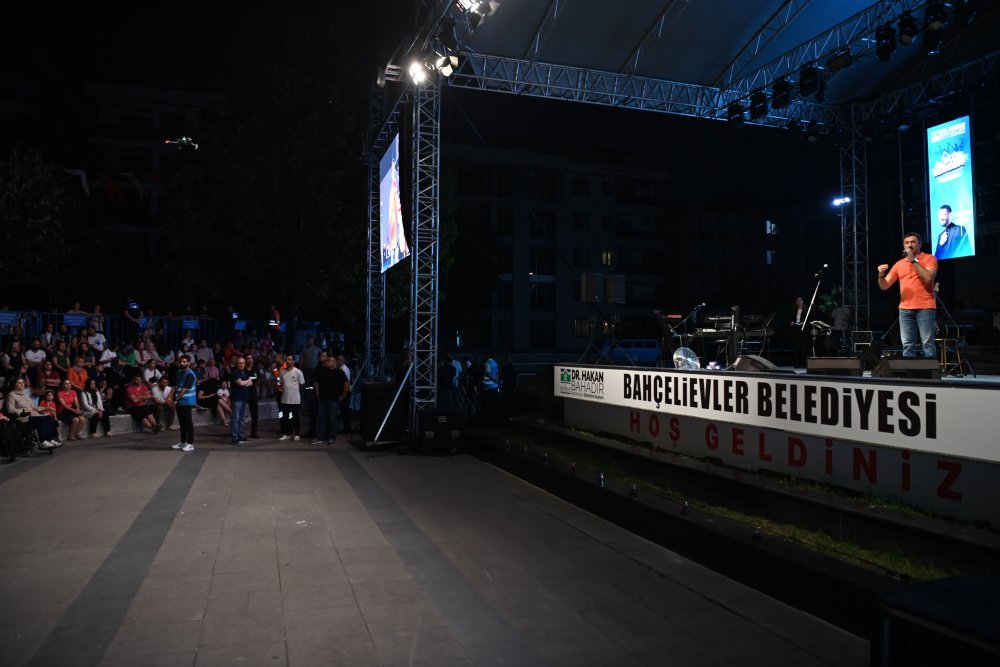 Şarkıcı Mehmet Erdem, Bahçelievler’de sahne aldı