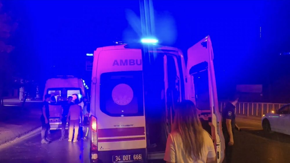 Üsküdar'da otomobil sürücüsü kontrolünü kaybedip ağaca çarptı