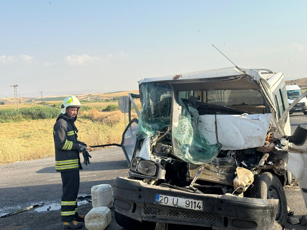 Minibüs, TIR üzerindeki iş makinesinin kepçe kısmına çarptı