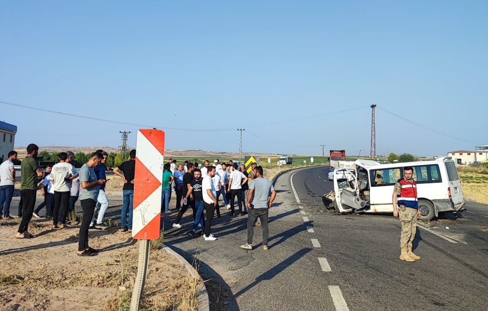 Minibüs, TIR üzerindeki iş makinesinin kepçe kısmına çarptı