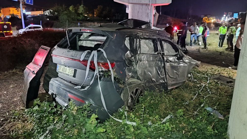 Bariyere çarpan otomobilin feci kaza anı