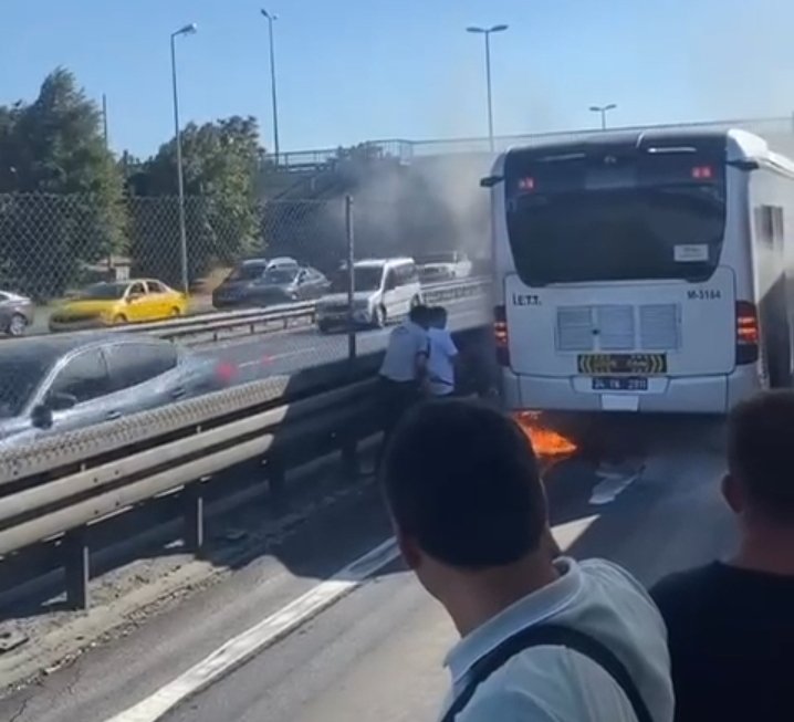 Küçükçekmece'de metrobüsün motorunda yangın çıktı