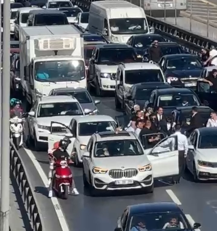 Küçükçekmece'de yolu kapatıp halay çeken magandalar gözaltına alındı