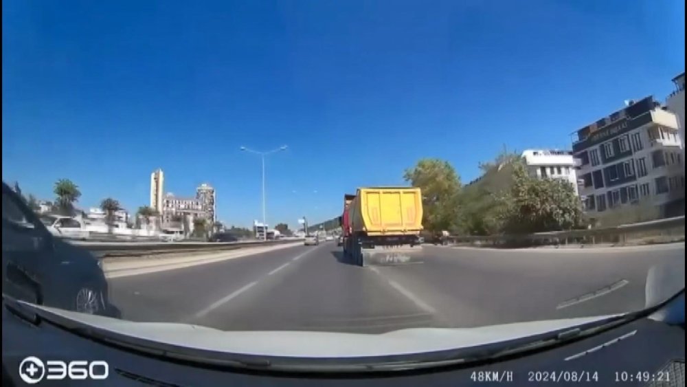 Çekmeköy’de trafikte 'yol verme' tartışması saniye saniye kamerada