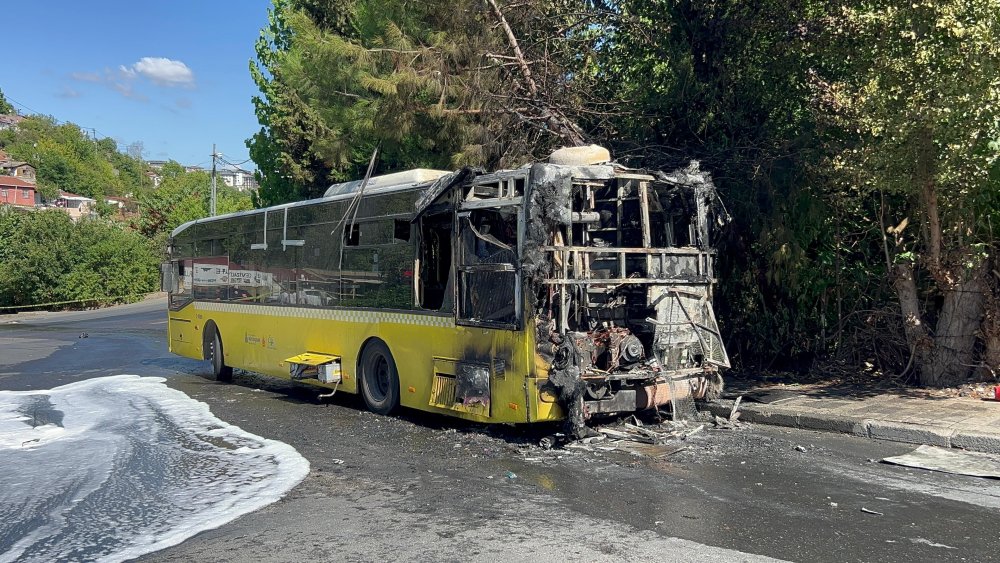 Park halindeki İETT otobüsü alev alev yandı