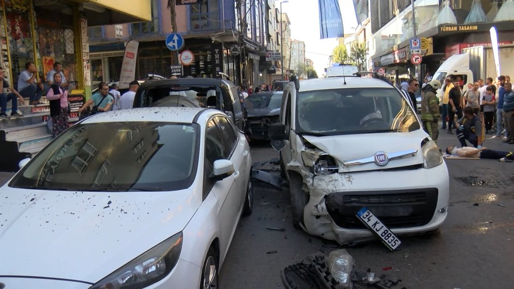 Küçükçekmece'de zincirleme kaza: 2 yaralı