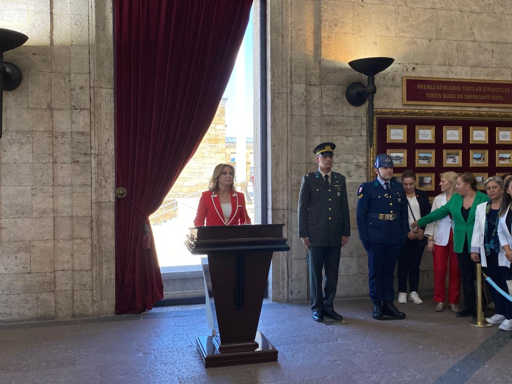 CHP Kadın Kolları'ndan Anıtkabir'e ziyaret