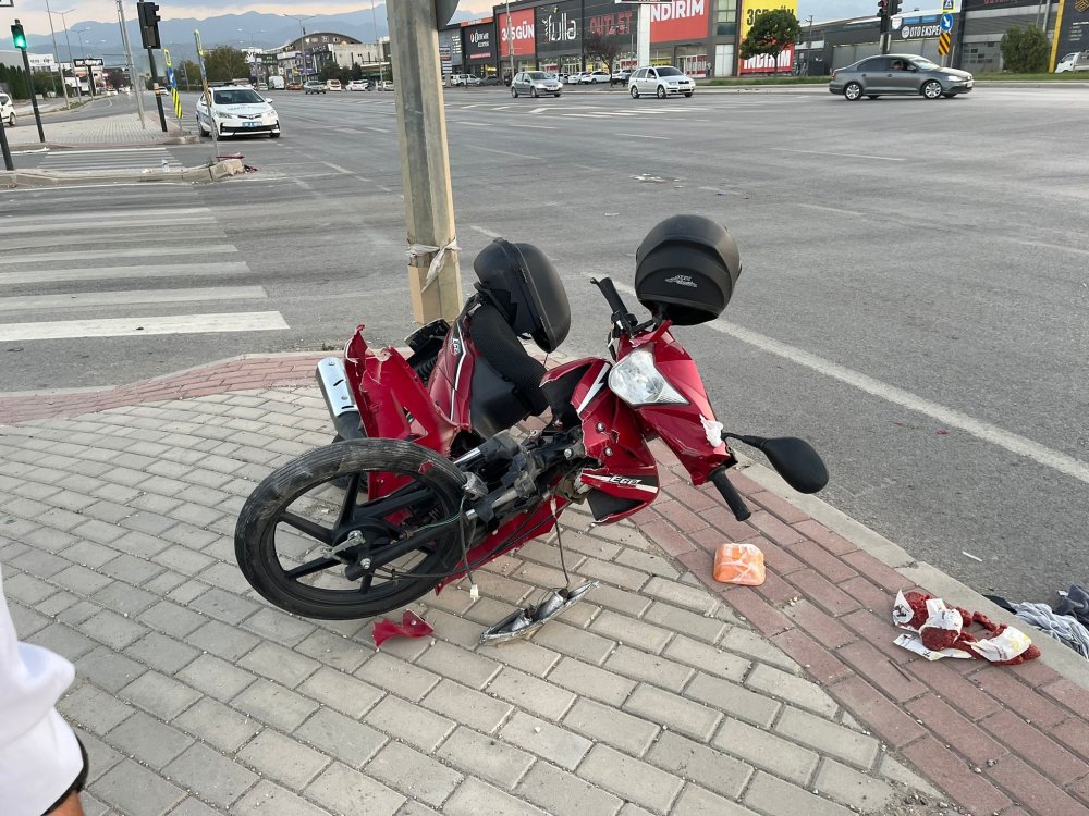 Bursa'da feci kaza: Otomobil ve motosiklet çarpıştı!