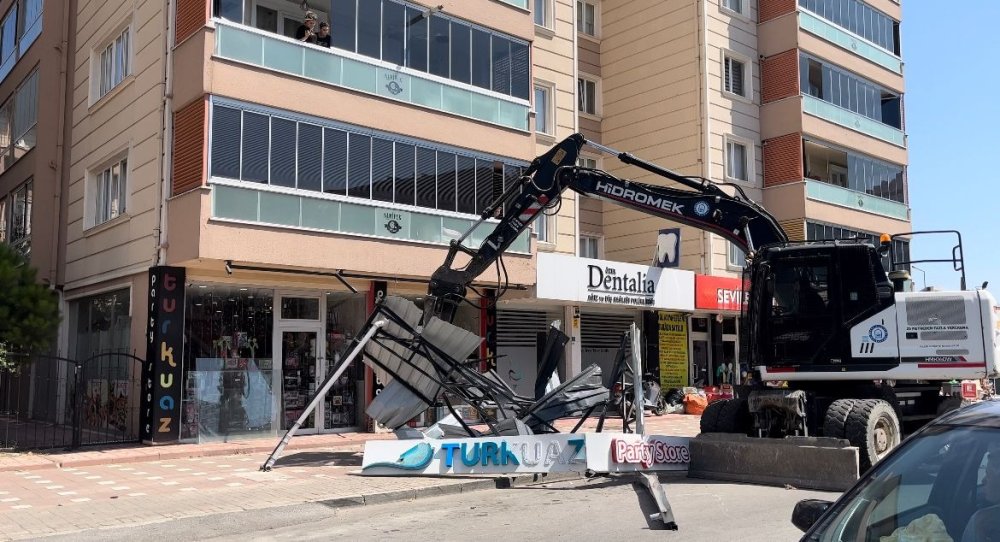 Bursa'da 3'ü işyeri olmak üzere 5 kaçak yapı yıkıldı