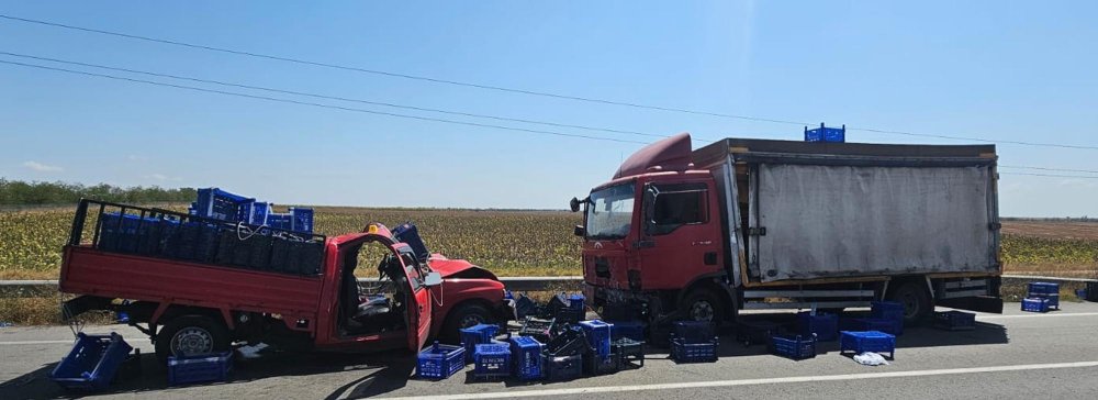 Tekirdağ'da iki kamyonet kafa kafaya çarpıştı