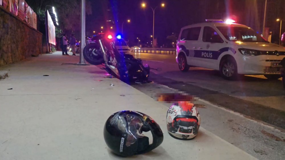 Üsküdar'da feci kaza! Motosikletli yol temizleme aracına çarptı