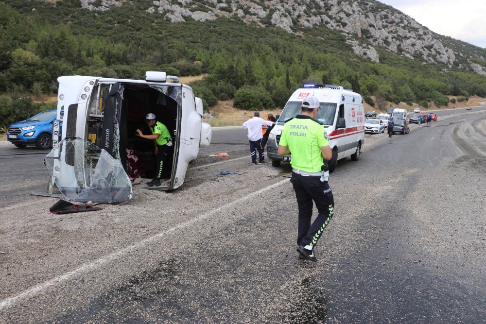 Pamukkale'de düğüne giden otobüste kaza: 26 kişi yaralandı