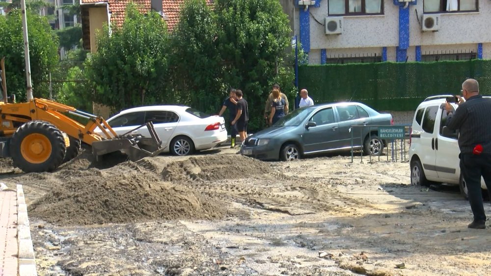 Bahçelievler'de sokağa serilen kum yola yayıldı, araçlar mahsur kaldı