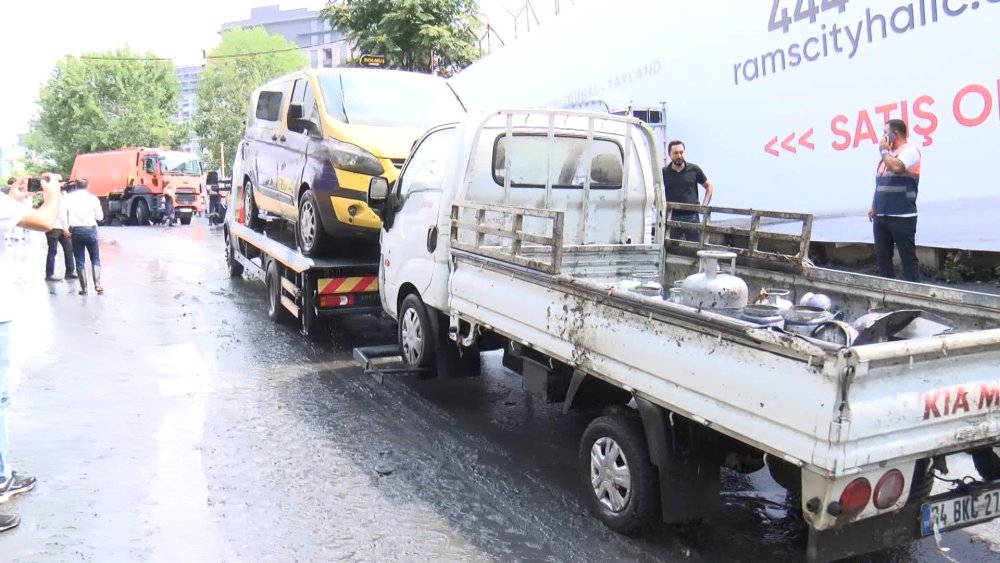 Bayrampaşa'daki alt geçitte mahsur kalan minibüs şoförü: Camı kırarak çıktım