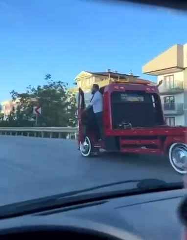 Düğün konvoyu çekiciyle yolu kapatıp oyun oynadılar