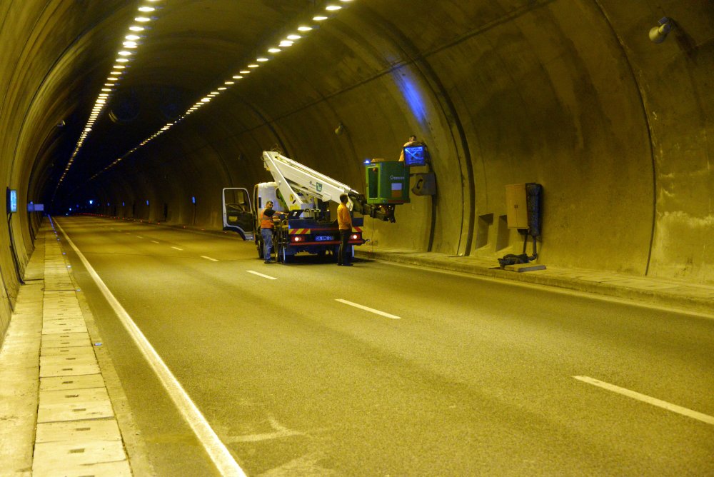 06 Şubat depreminde beton blokları oynayan Aşık Mahzuni Şerif Tüneli yeniden trafiğe kapatıldı