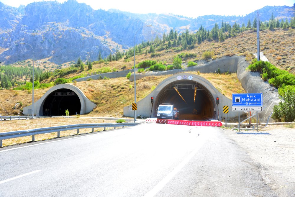 06 Şubat depreminde beton blokları oynayan Aşık Mahzuni Şerif Tüneli yeniden trafiğe kapatıldı