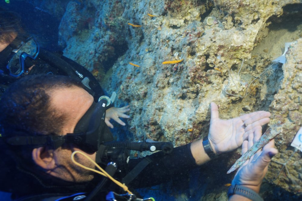 Antalya'daki su altı kazısında 3 bin 600 yıllık hançer bulundu