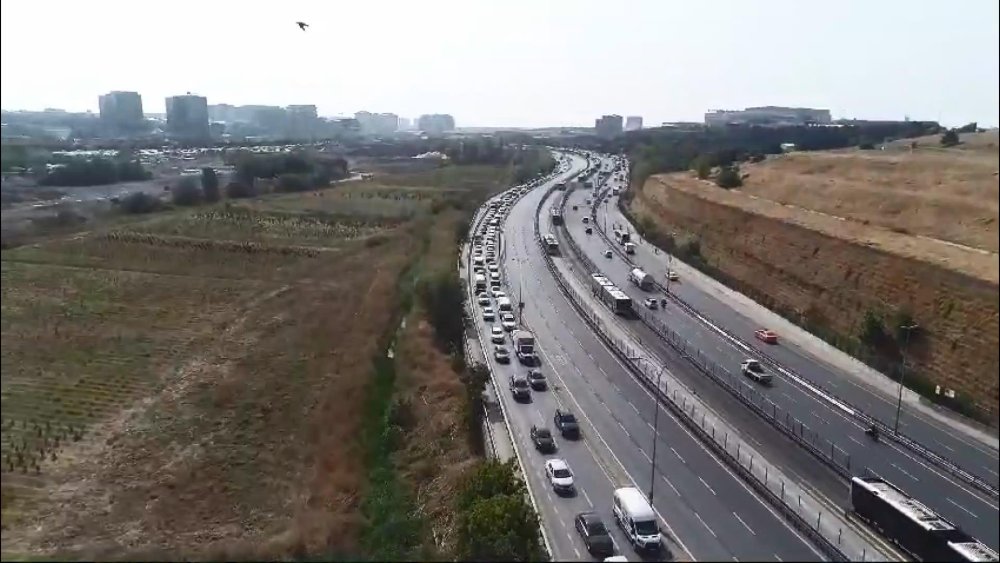 Küçükçekmece'deki metrobüs kazası sonrası trafik yoğunluğu oluştu