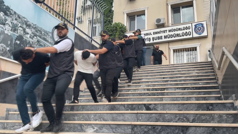 Şişli'deki mezarlıkta define ararken yakalanan şüpheliler adliyeye sevk edildi