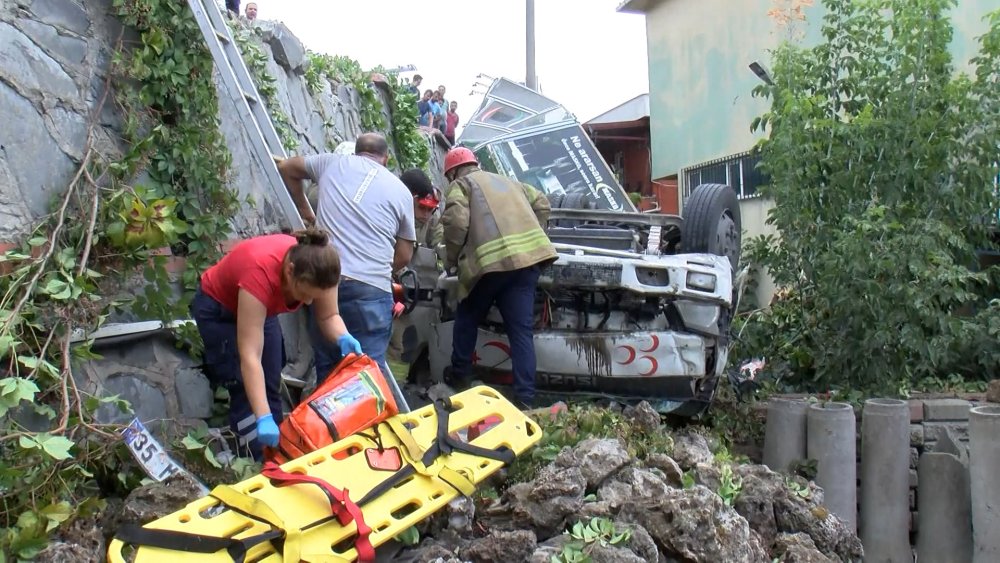 Kamyonet 5 metre yükseklikten düştü, asılı kalan araçta sürücü mahsur kaldı