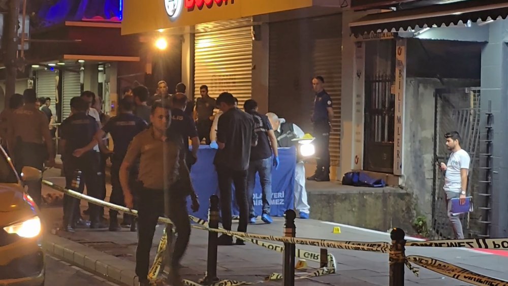 Bahçelievler'de caddede yürüyen 3 kişiye silahlı saldırı: 1 ölü, 1 yaralı