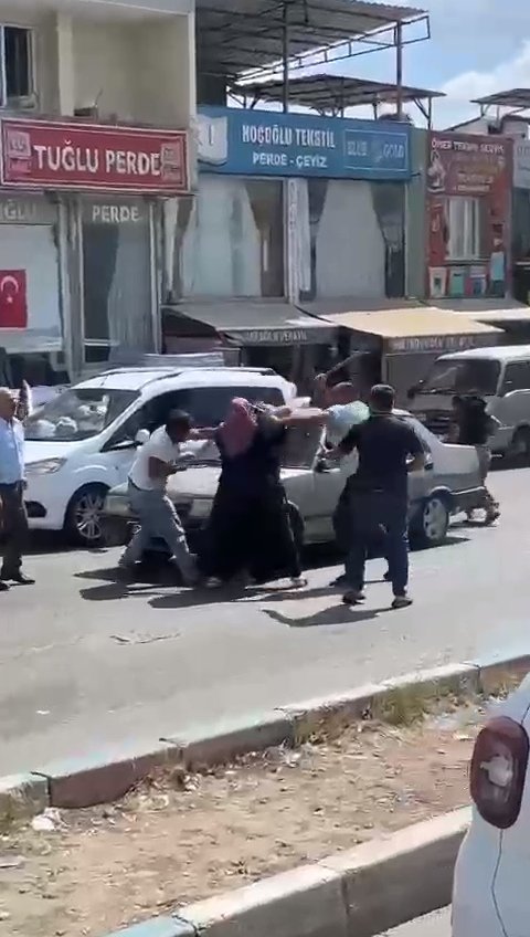 İki sürücünün sopalı kavgasına kadınlarda dahil oldu, ortalık savaş alanına döndü