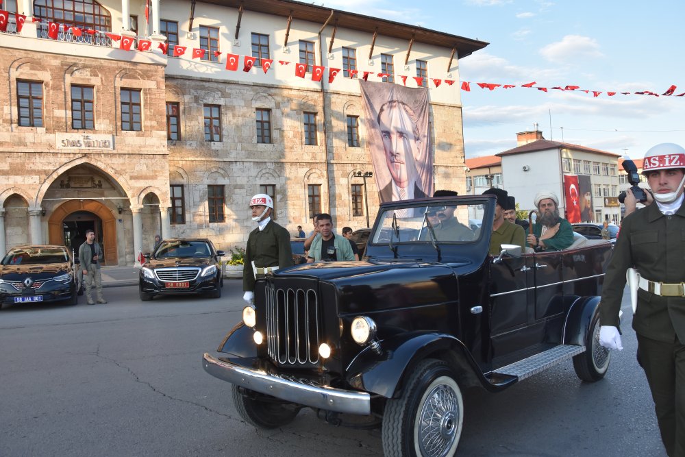 Sivas Kongresi'nin yıldönümünde Atatürk'ün gelişi temsilen canlandırıldı