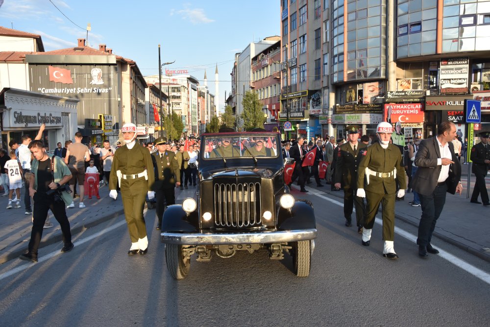 Sivas Kongresi'nin yıldönümünde Atatürk'ün gelişi temsilen canlandırıldı