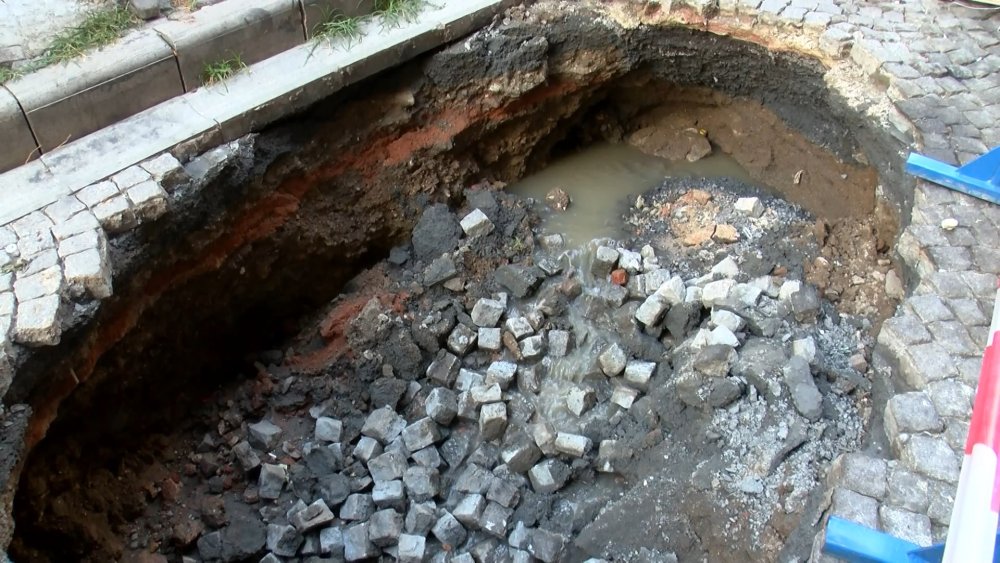 Son dakika! Beyoğlu'nda yol çöktü, yol trafiğe kapatıldı