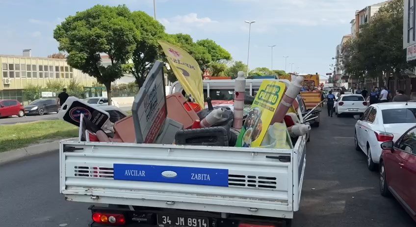 Avcılar'da kaldırımları işgal eden duba, lastik, palet ve flamalar toplandı