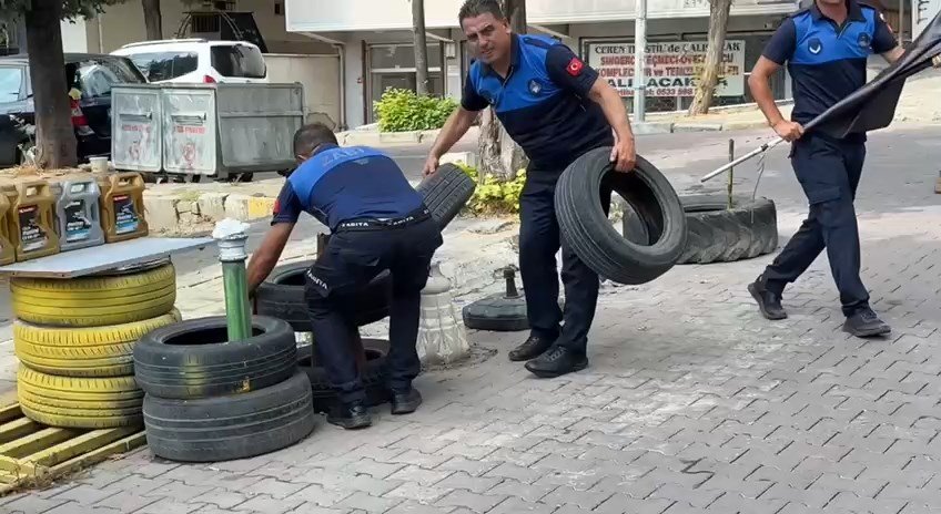 Avcılar'da kaldırımları işgal eden duba, lastik, palet ve flamalar toplandı