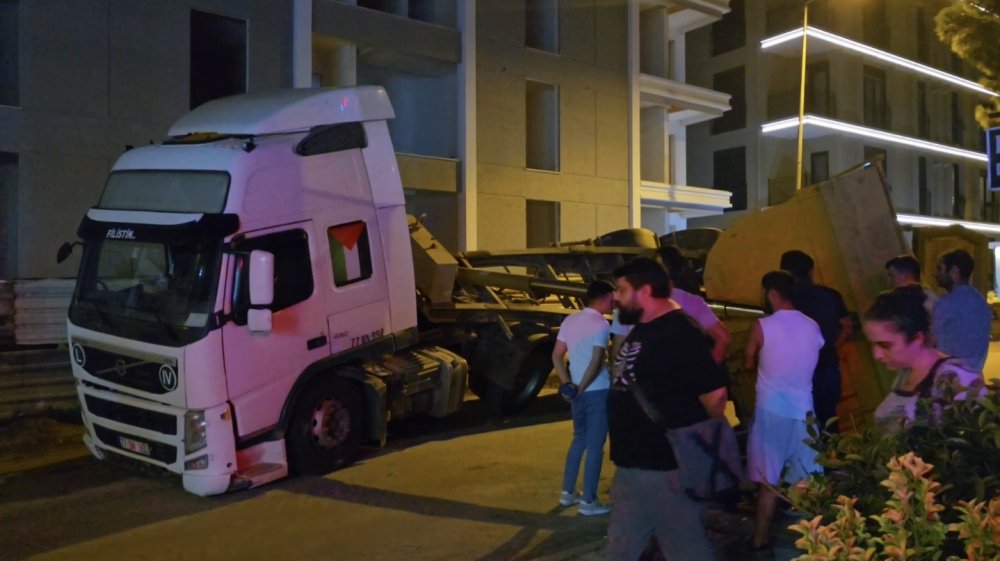 Hafriyat kamyonu inşaat alanına yükünü boşaltmaya çalışırken devrildi