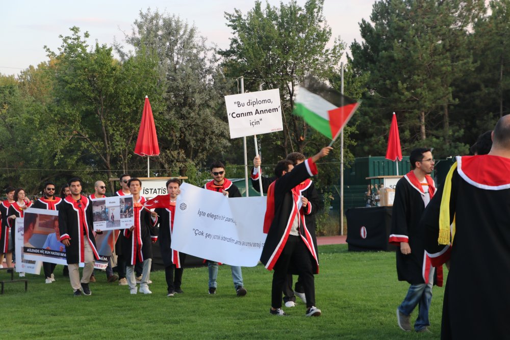 ODTÜ'deki mezuniyet töreninde elektrik kesintisi protestosu