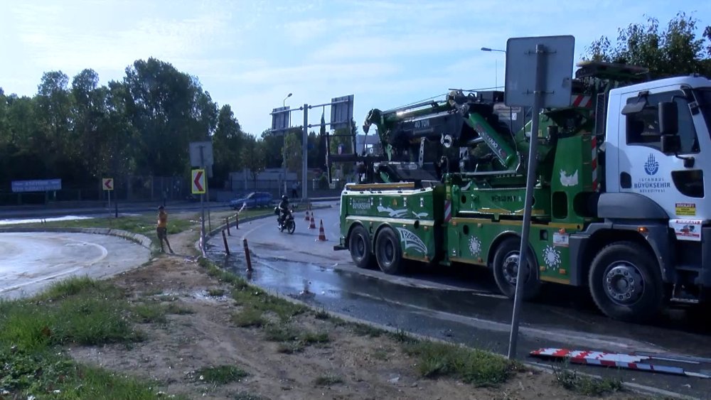 Başakşehir'de ihbar noktasına giden itfaiye aracı devrildi