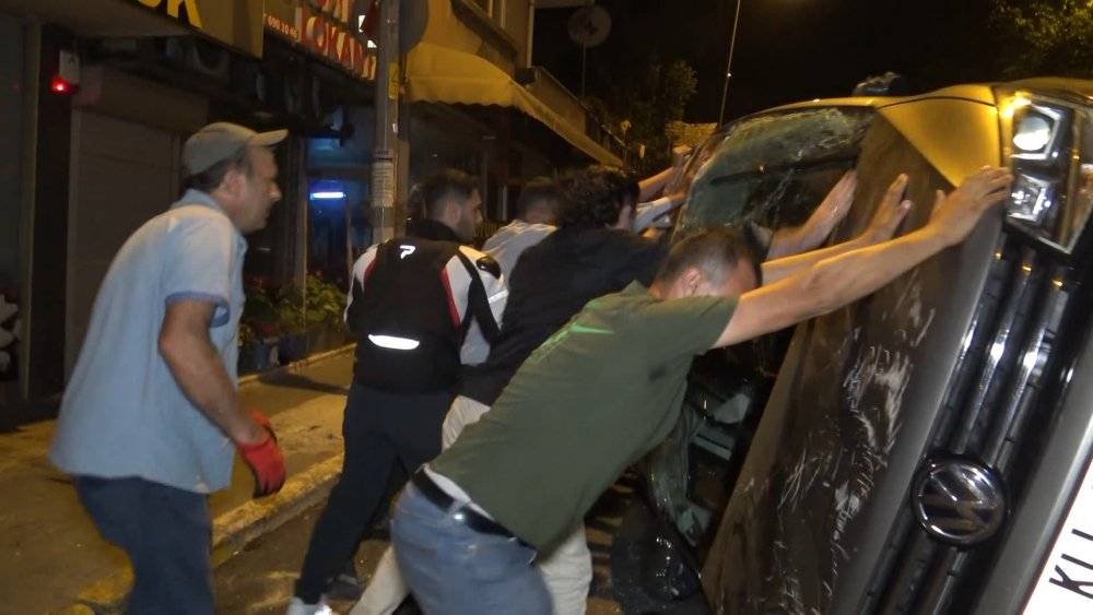 Avcılar'da kaza yapan araç tepetaklak oldu