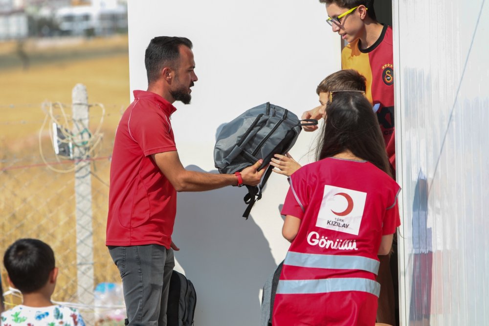 Kızılay yalnız bırakmadı: 85 bin öğrenciye eğitim yardımı