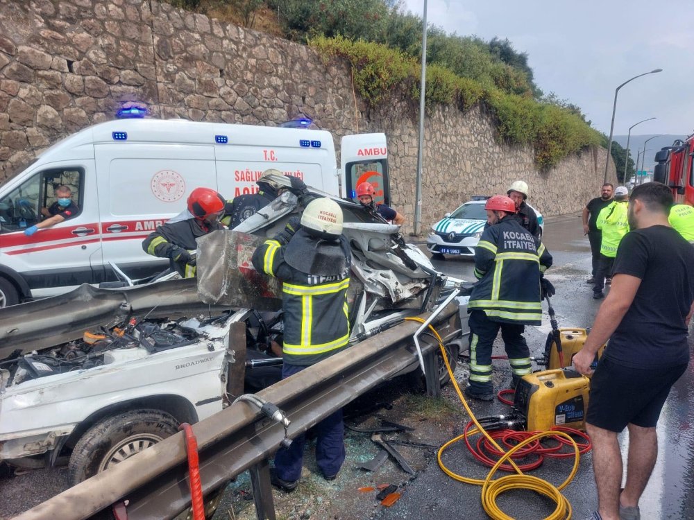 Kocaeli'de feci kaza: Otomobil bariyerlere çarptı; 1 ölü, 2 yaralı