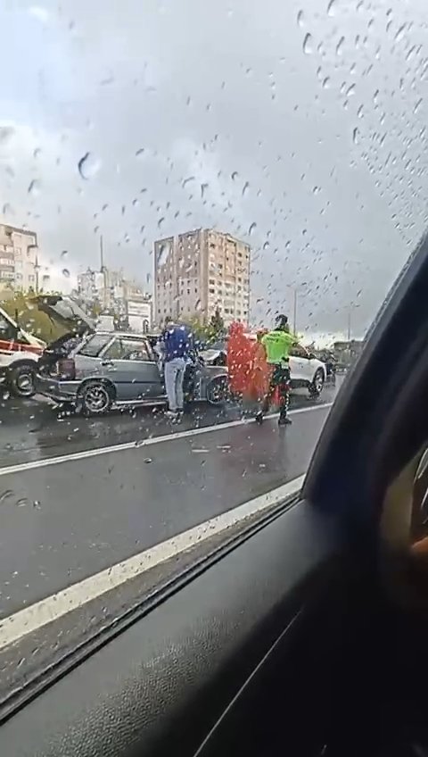 İstanbul'da sağanak yağış: D-100'de peş peşe trafik kazaları