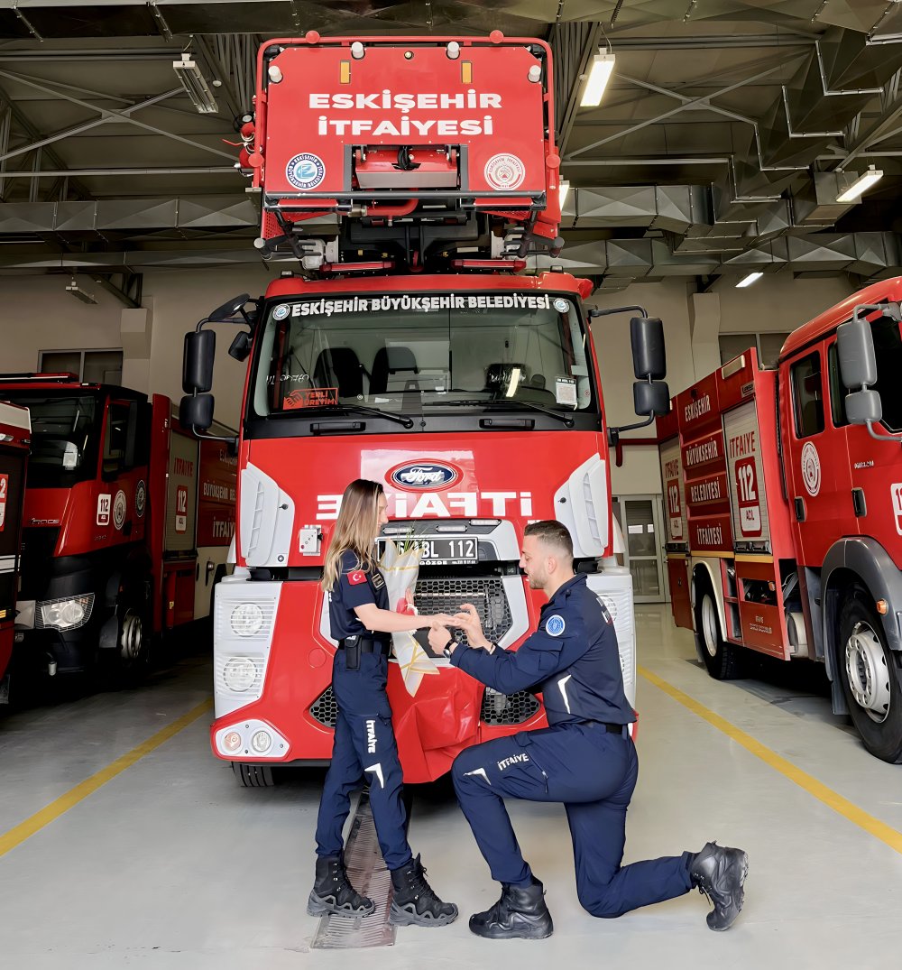 Bursalı itfaiyeciden meslektaşına 'kampana' sesiyle evlilik teklifi!