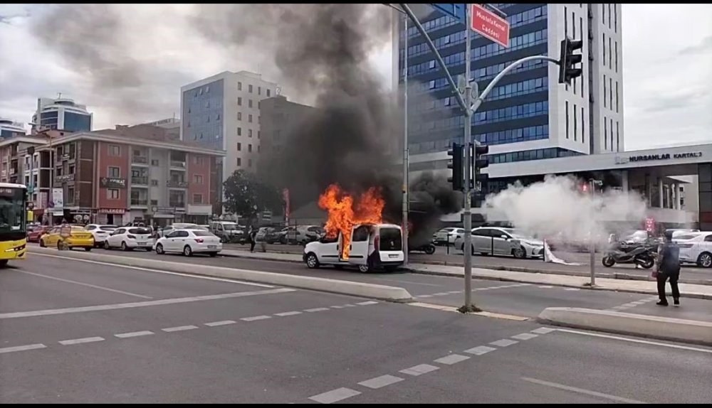 Kartal Anadolu Adalet Sarayı'nda panik! Aracını ateşe verdi