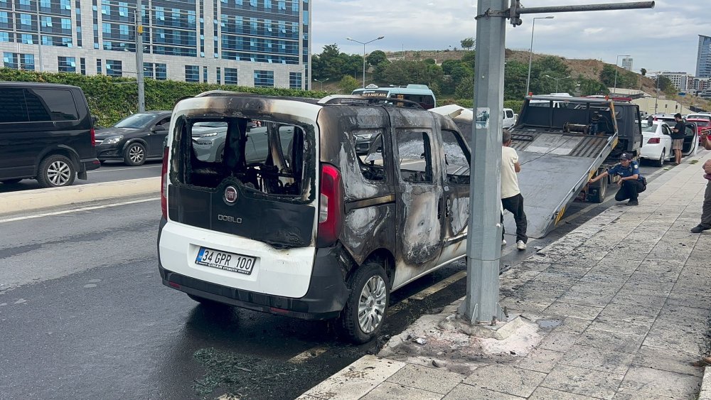 Kartal Anadolu Adalet Sarayı'nda panik! Aracını ateşe verdi