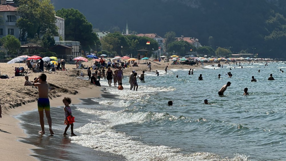 Bartın'da vatandaşlar Eylül ayında deniz keyfi yaptı