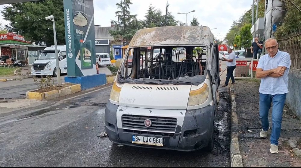 Ümraniye'de park halindeki minibüs alev alev yandı